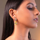 قطرات من الأحجار الكريمة الصفراء اللامعة