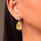 قطرات من الأحجار الكريمة الصفراء اللامعة