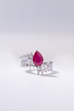 Ruby red pear-cut crystal ring framed with brilliant stones worn on the finger – Duavaa
