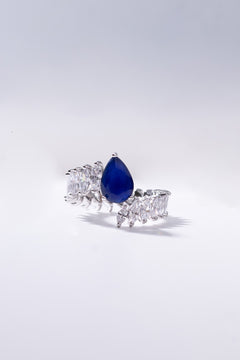 Sapphire blue pear-cut crystal ring framed with brilliant stones worn on the finger – Duavaa