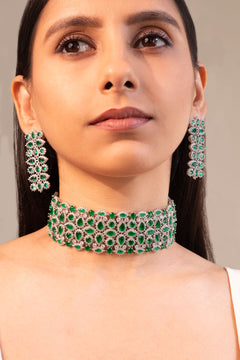 Emerald green choker necklace and drop earrings set worn by a model – Duavaa